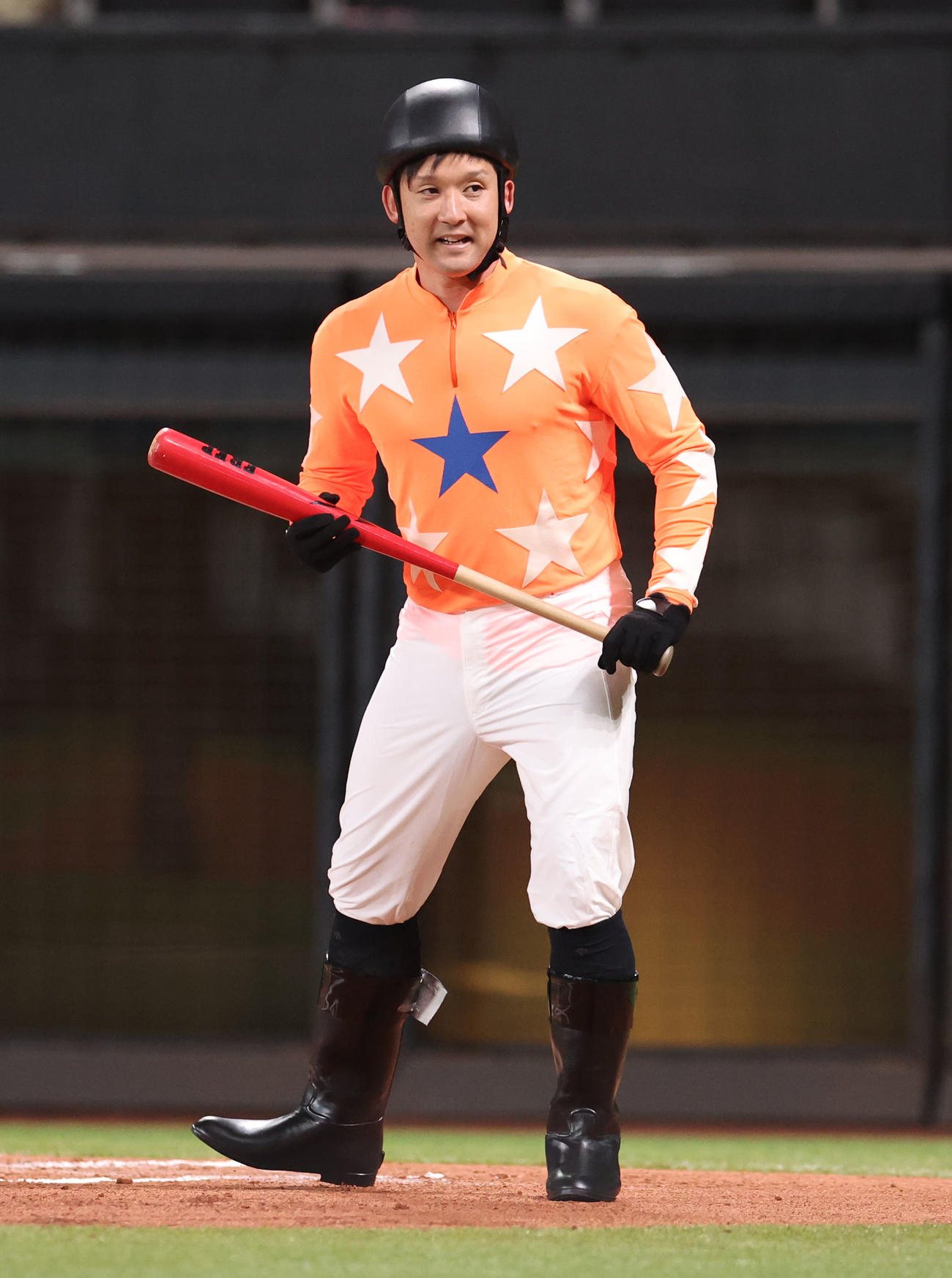 日本ハム対西武　試合前、始球式の打席に立つ杉谷氏（撮影・佐藤翔太）