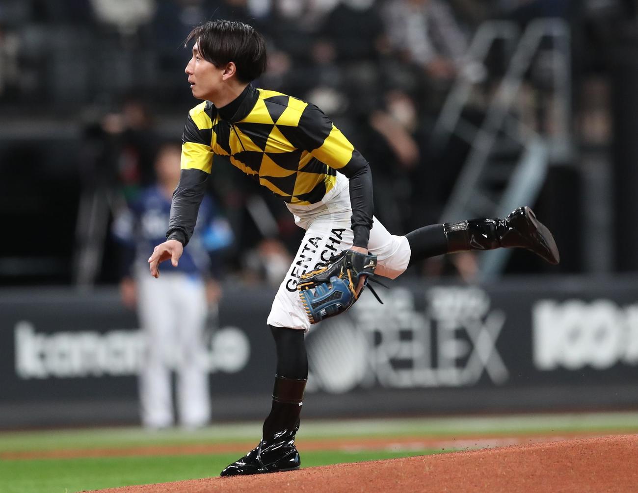 日本ハム対西武　始球式を務めたホッカイドウ競馬の落合騎手（撮影・黒川智章）
