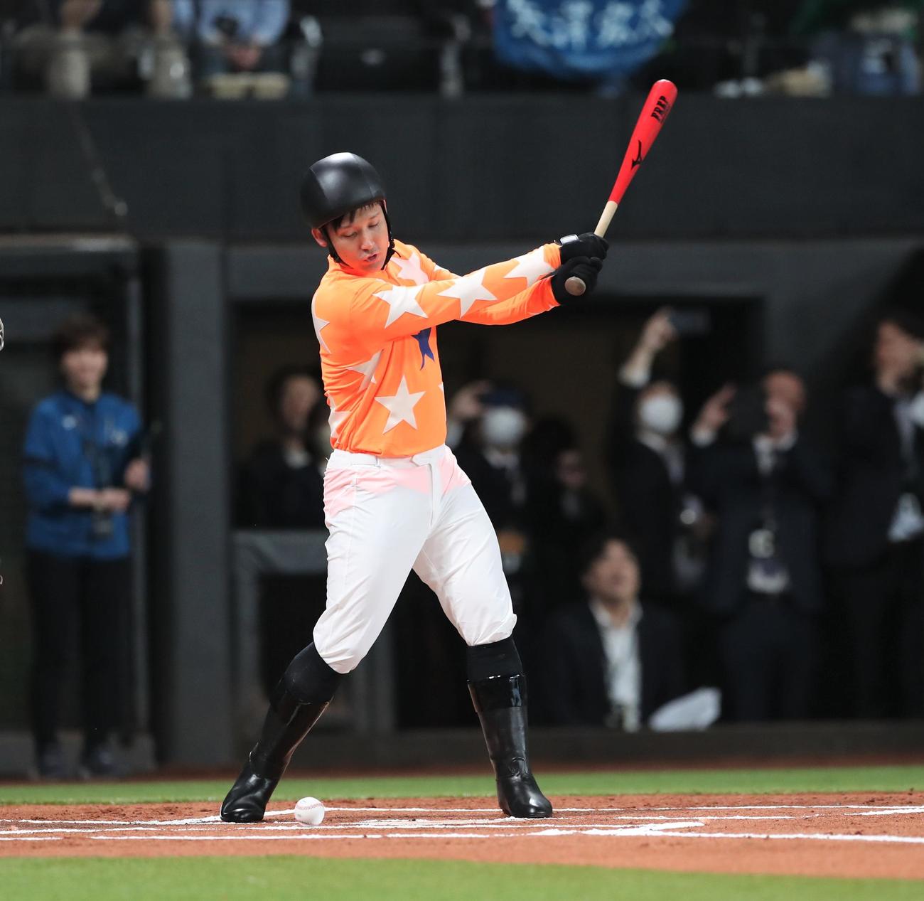 日本ハム対西武　始球式で打席に立つ杉谷氏（撮影・黒川智章）