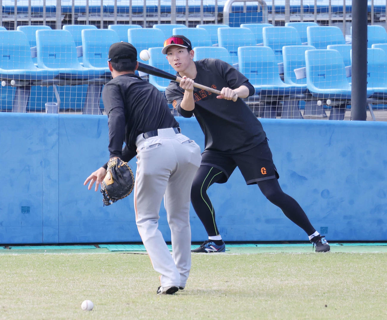 ヤクルト対巨人　試合前、バント練習する巨人戸郷（撮影・宮地輝）