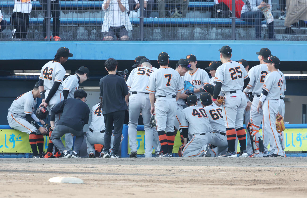ヤクルト対巨人　試合前、円陣で声を出し、笑顔の巨人山瀬（中央）（撮影・宮地輝）