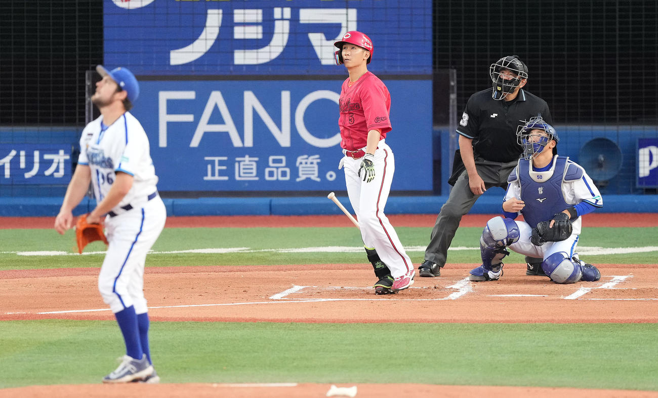 DeNA対広島　1回表広島1死二塁、右越え2点本塁打を放つ西川。投手バウアー（撮影・鈴木みどり）