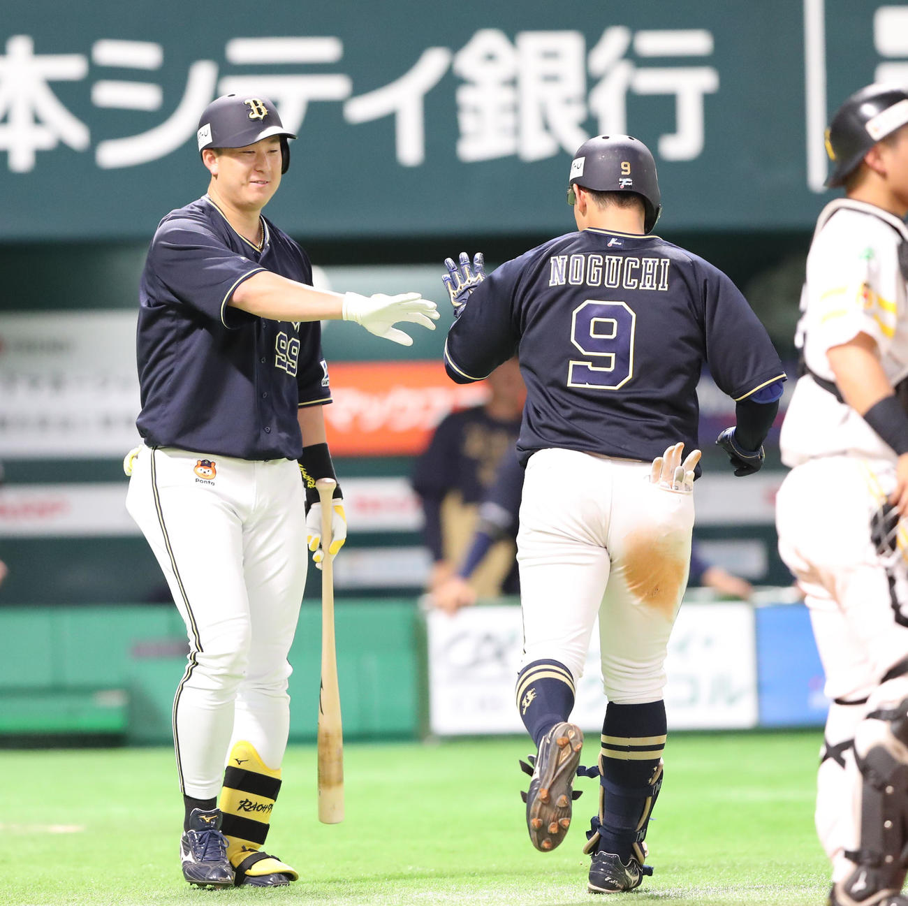 ウエスタン・リーグ　ソフトバンク対オリックス　4回表オリックス無死、野口は中越えに先制本塁打を放つ、杉本は笑顔で迎える（撮影・梅根麻紀）