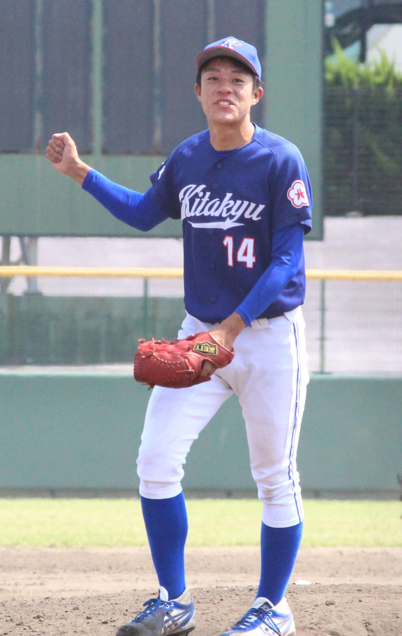 北九大対福岡大　試合終了の瞬間、ガッツポーズする北九大・長尾凌我投手（撮影・菊川光一）