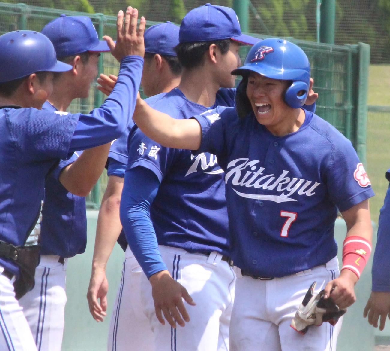 北九大対福岡大　8回表北九大2死一、二塁、左越え2点二塁打の宮本剛弥内野手（右端）は、8回の攻撃を終え、ベンチ前で喜ぶ（撮影・菊川光一）