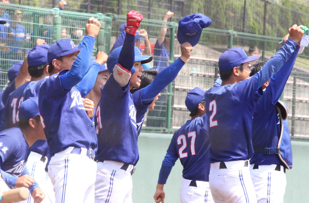 北九大対福岡大　8回表北九大2死一、二塁、宮本剛弥内野手の左越え2点二塁打でわくナイン（撮影・菊川光一）