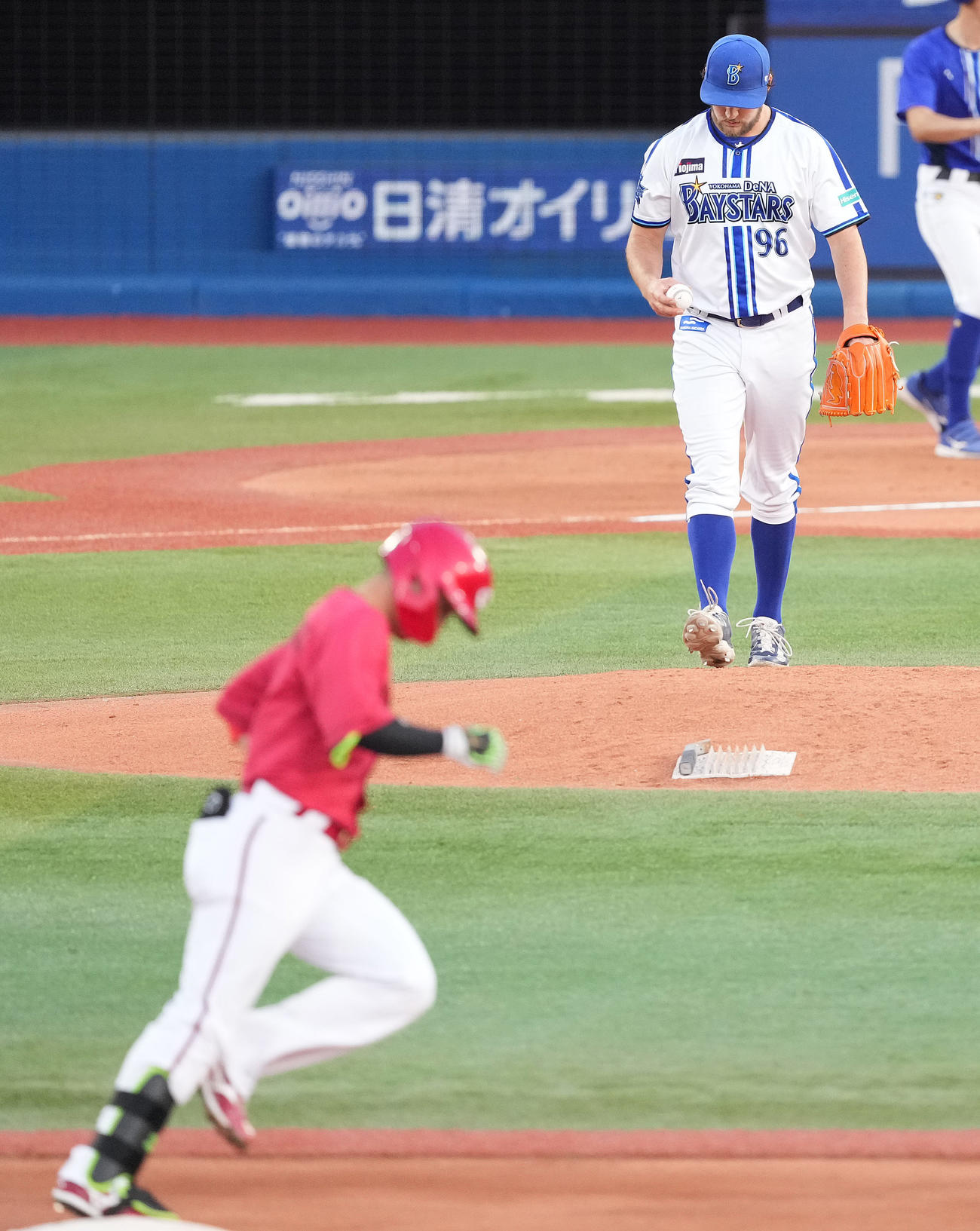 DeNA対広島　1回表広島1死二塁、西川に右越え2点本塁打を浴び、うつむくバウアー（撮影・鈴木みどり）