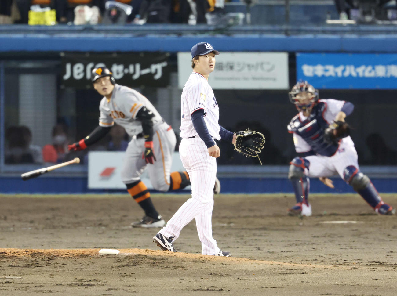 ヤクルト対巨人　3回表巨人無死、岡本和（後方左）に左越えのソロ本塁打を浴びる吉村（撮影・宮地輝）