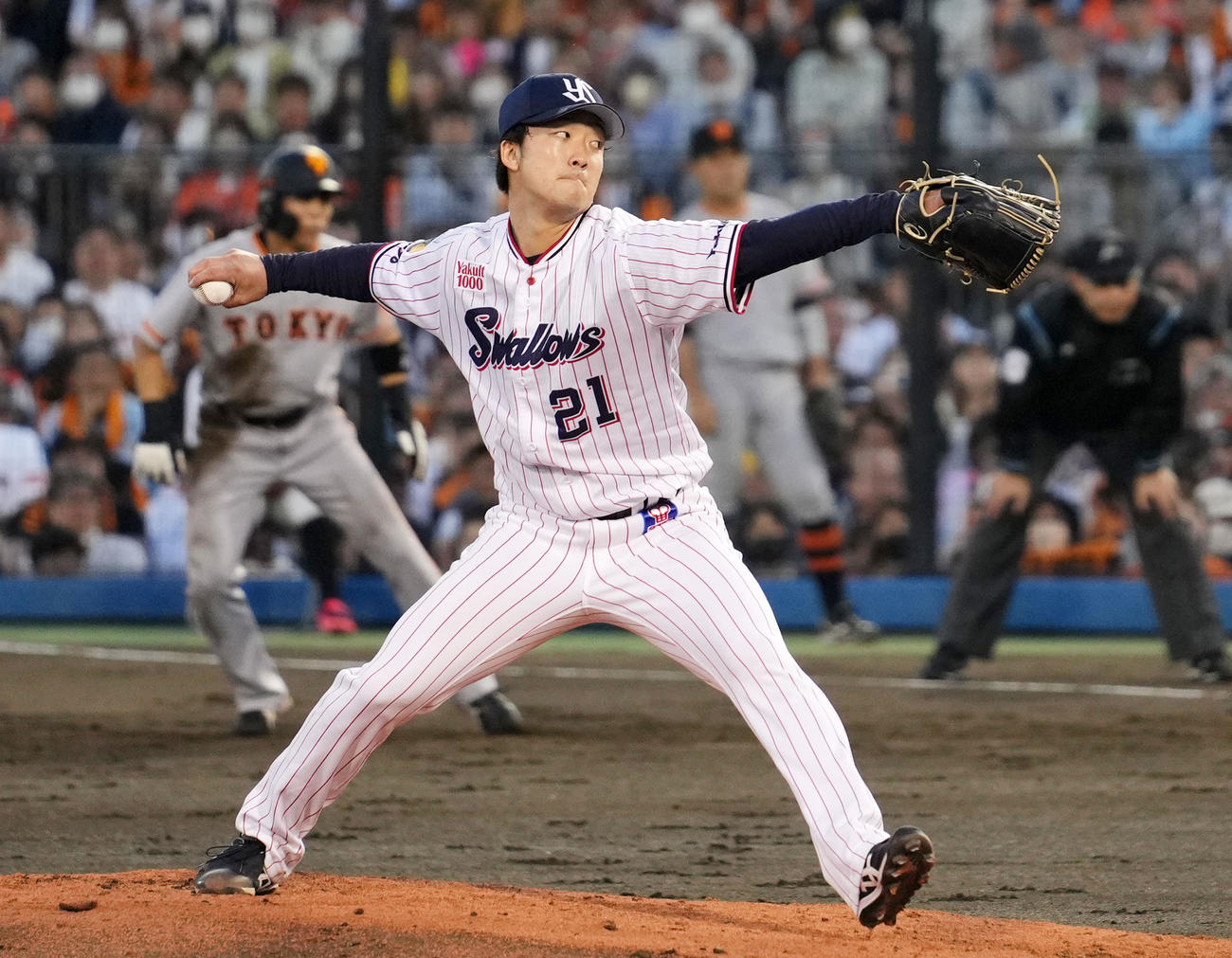 ヤクルト対巨人　力投するヤクルト先発の吉村（撮影・横山健太）