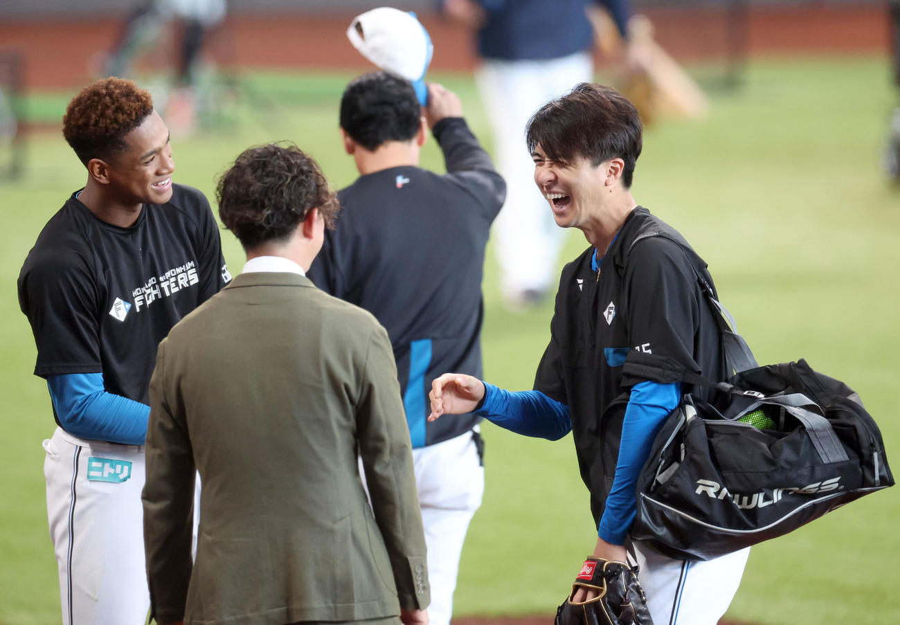 日本ハム対西武　試合前、談笑する日本ハム万波（左）と上沢（撮影・佐藤翔太）