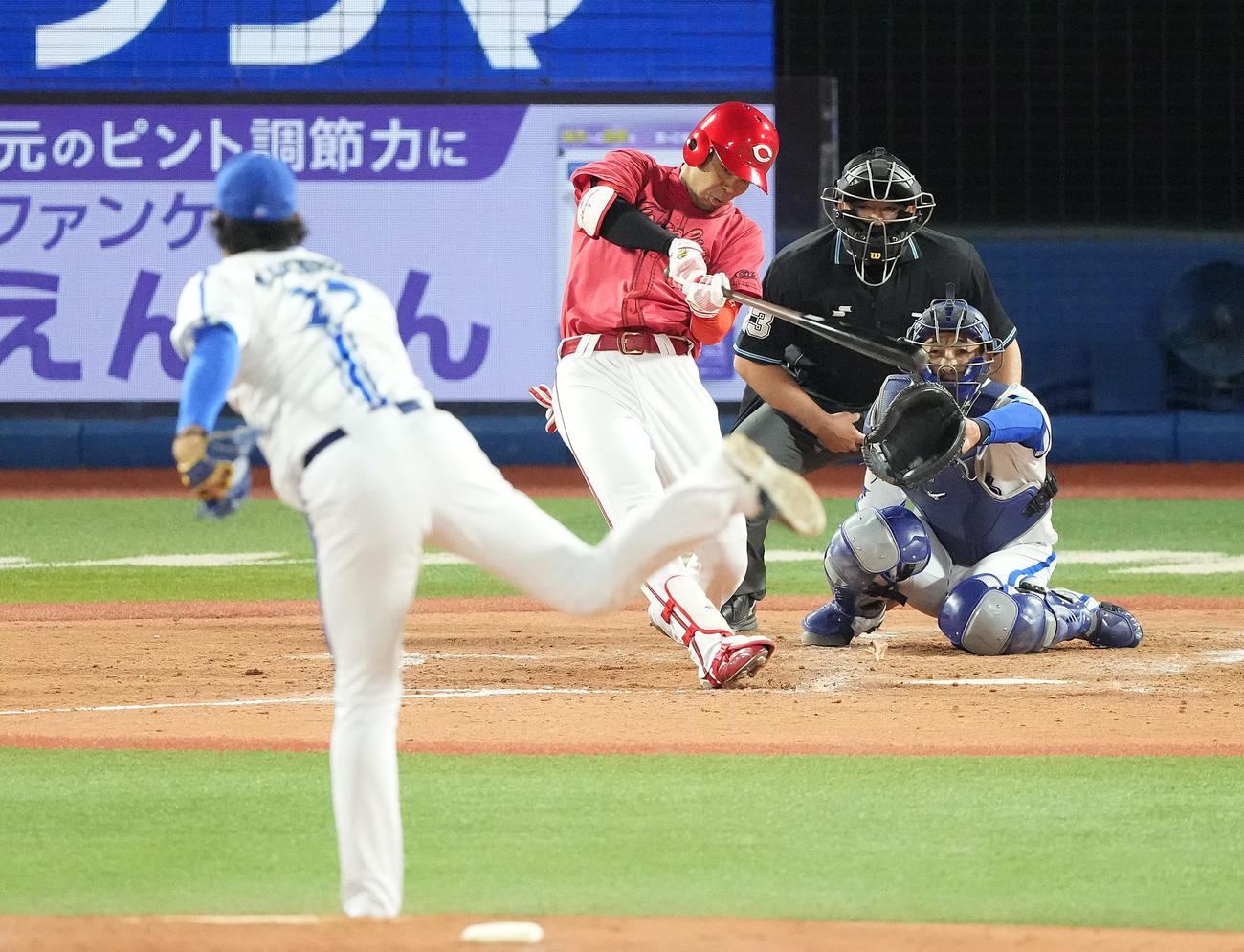 DeNA対広島　4回表広島2死、日本通算1500安打となる内野安打を放つ秋山。投手上茶谷（撮影・鈴木みどり）