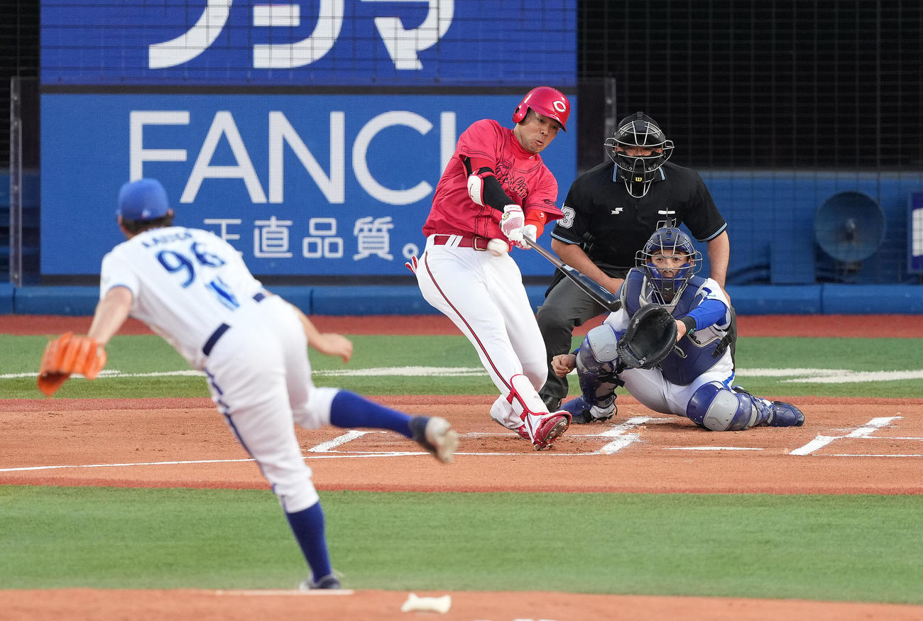 DeNA対広島　1回表広島1死三塁、先制の右適時二塁打を放つ秋山。投手バウアー（撮影・鈴木みどり）