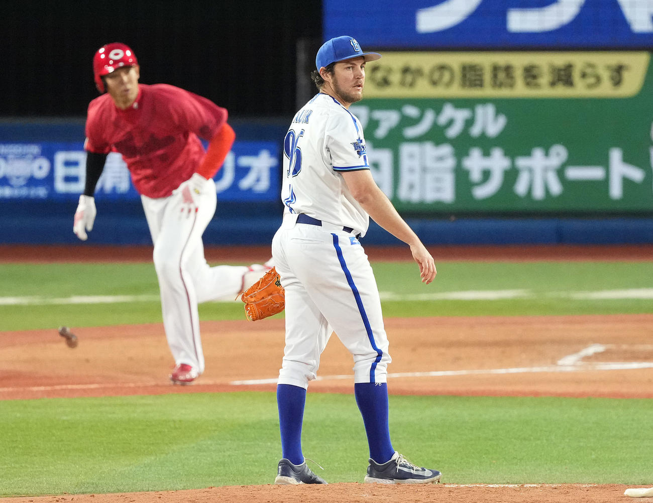 DeNA対広島　2回表広島1死一、二塁、秋山に左前適時打を浴びるバウアー（撮影・鈴木みどり）