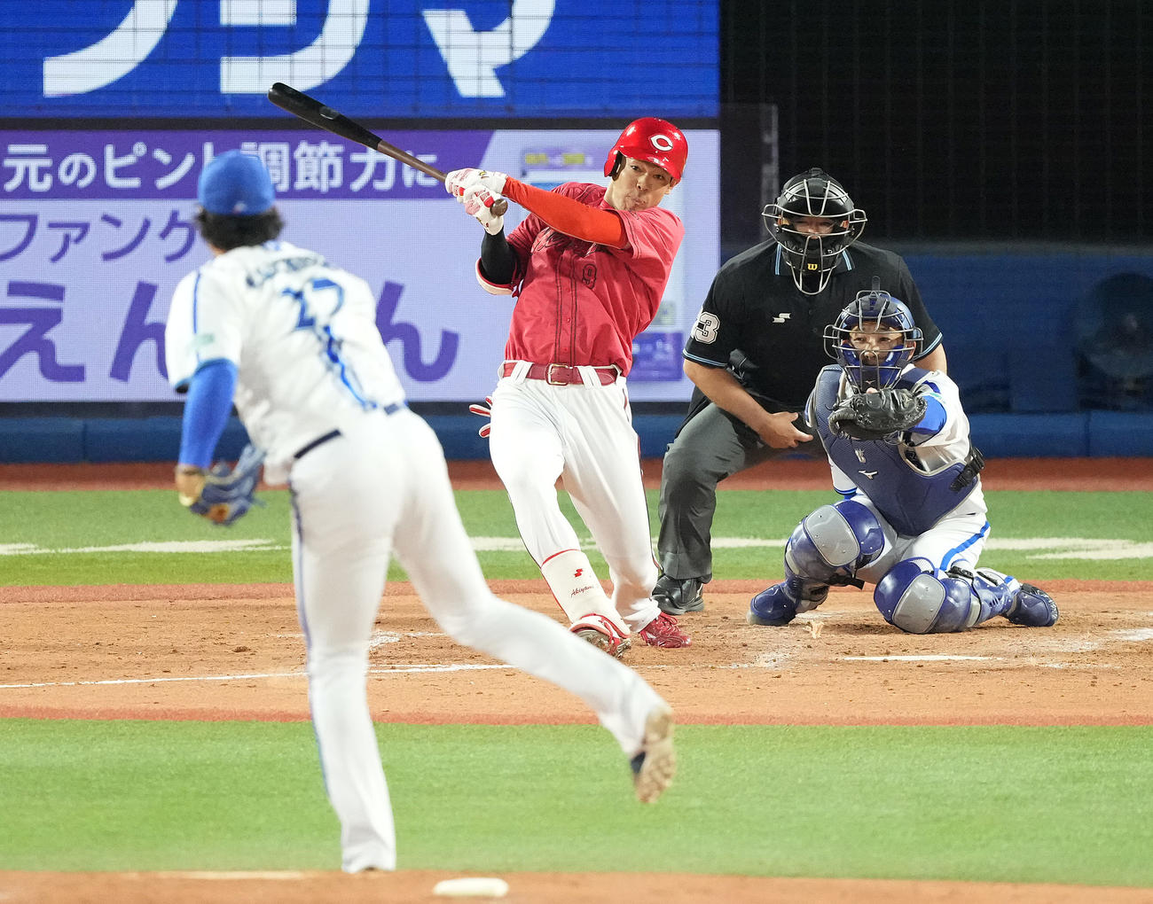DeNA対広島　4回表広島2死、日本通算1500安打となる内野安打を放つ秋山。投手上茶谷（撮影・鈴木みどり）