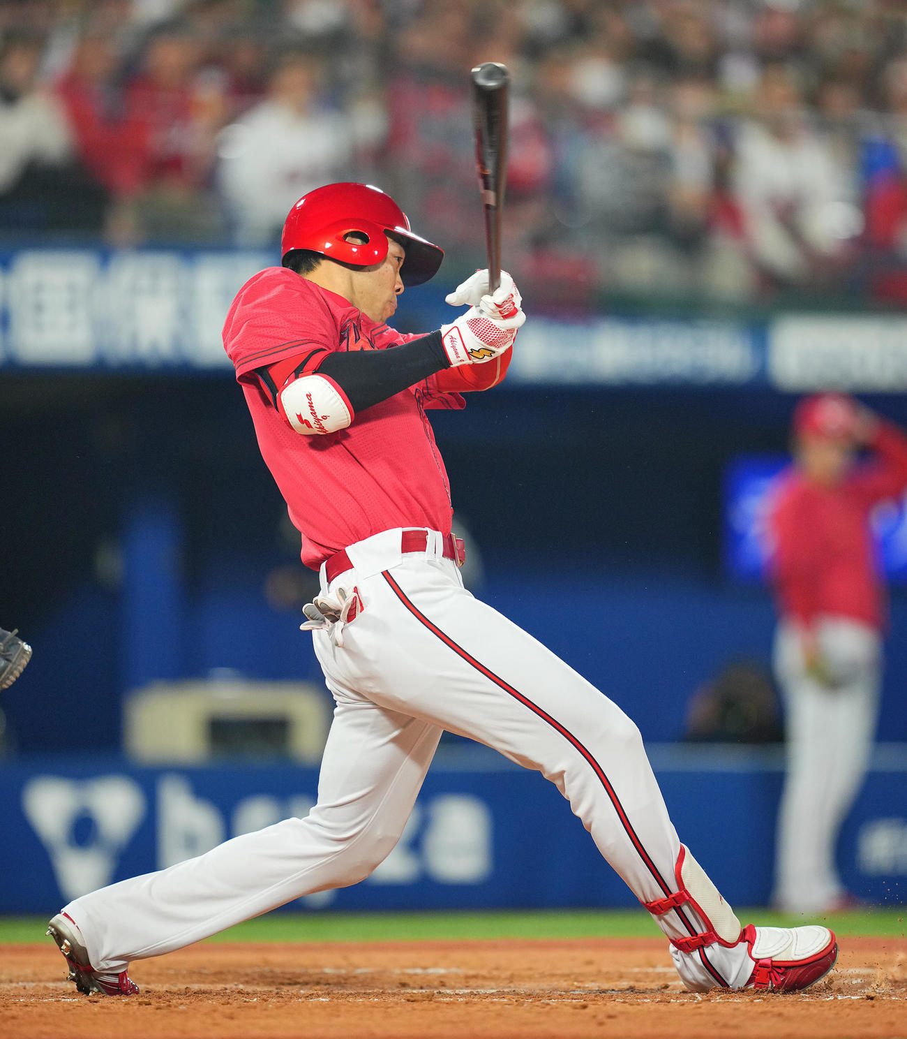 DeNA対広島　4回表広島2死、通算1500安打となる二塁内野安打を放つ秋山（撮影・垰建太）