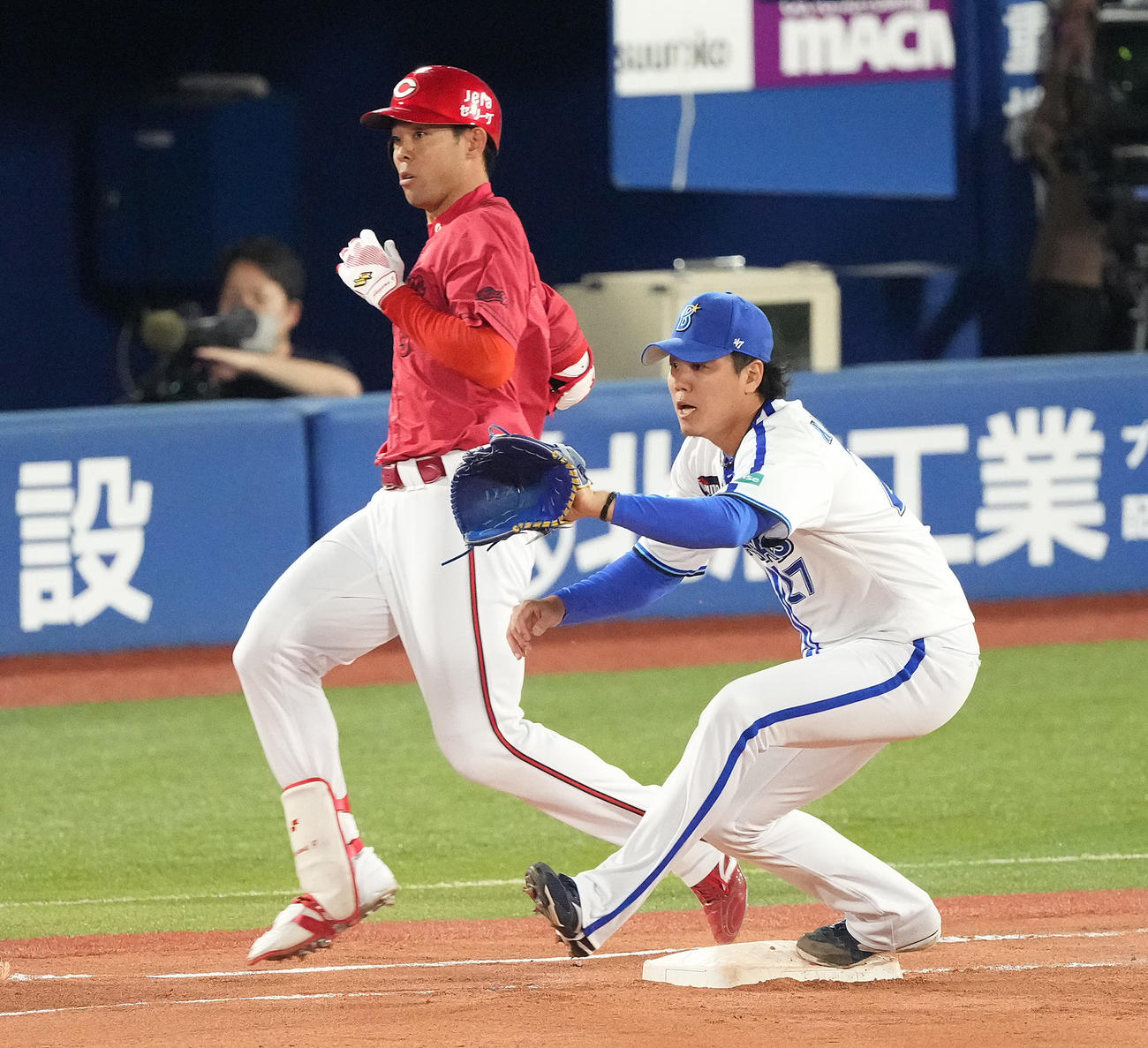 DeNA対広島　4回表広島2死、日本通算1500安打となる内野安打を放ち、一塁へ駆け込む秋山。投手上茶谷（撮影・鈴木みどり）