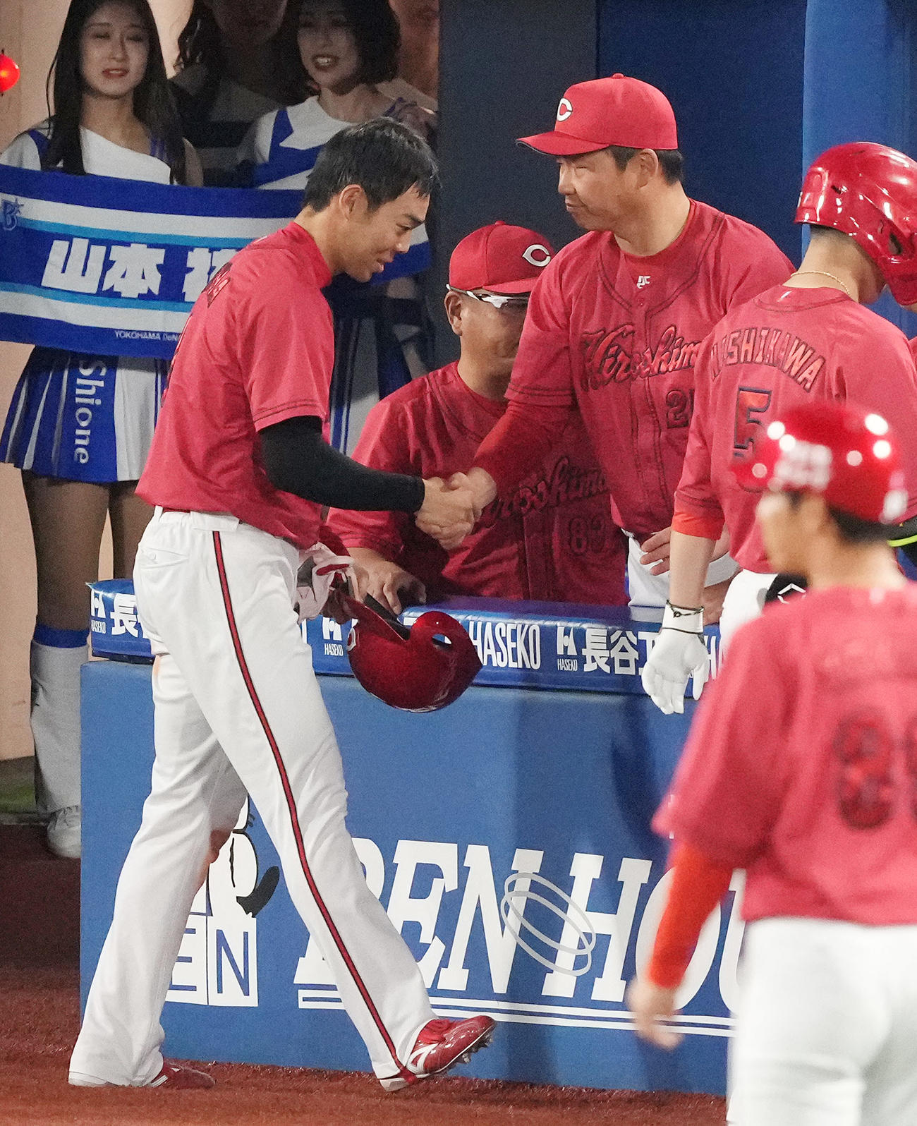DeNA対広島　4回表に日本通算1500安打となる内野安打を放った広島秋山（左）は新井監督と握手（撮影・鈴木みどり）