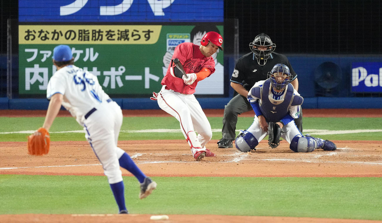 DeNA対広島　2回表広島1死一、二塁、左前適時打を放つ秋山。投手バウアー（撮影・鈴木みどり）