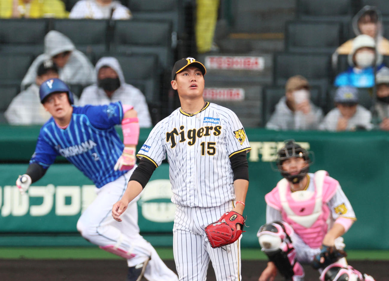 14日、DeNA戦で牧秀悟に被弾する西純矢