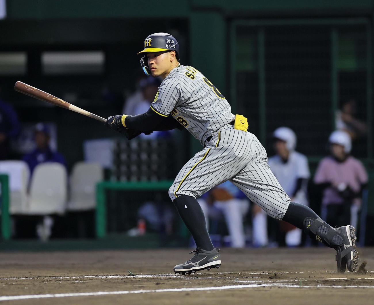 中日対阪神　3回表阪神1死一塁、佐藤輝は左前打を放つ（撮影・上田博志）
