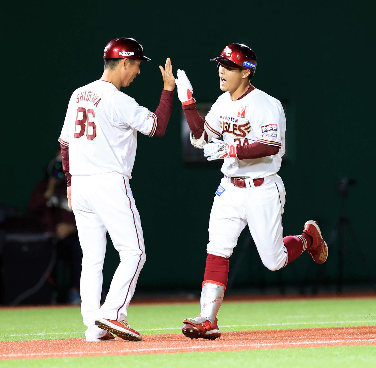 楽天対ソフトバンク　4回裏楽天無死、山崎（右）は左越えソロ本塁打を放ちハイタッチで三塁を回る（撮影・浅見桂子）