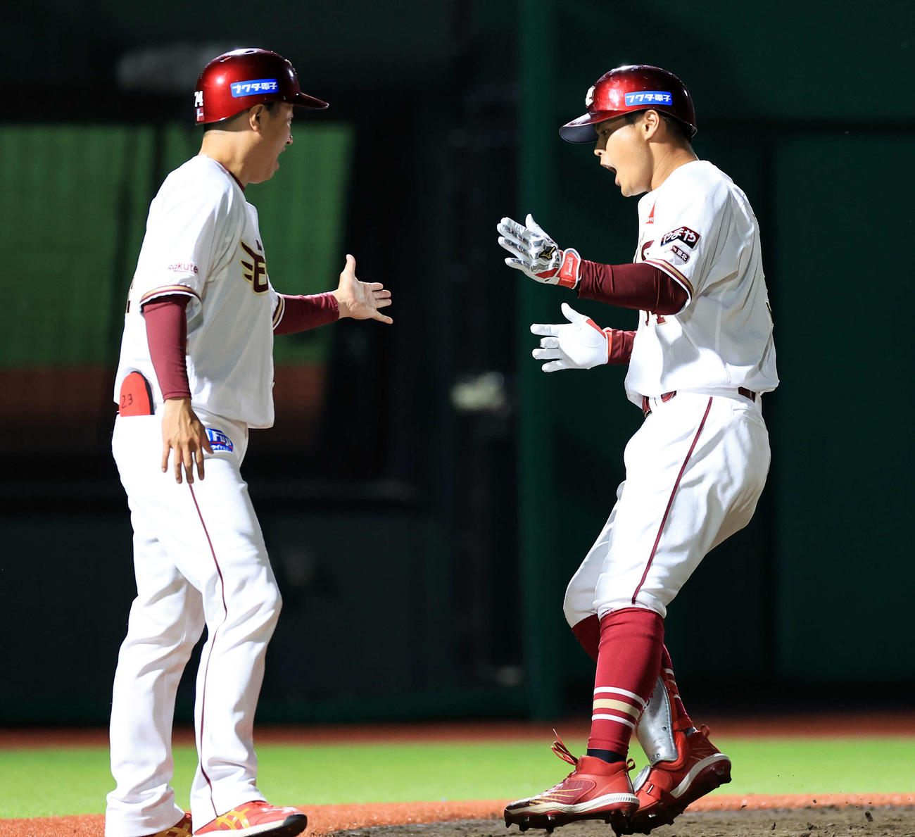 楽天対ソフトバンク　4回裏楽天無死、山崎（右）は左越えソロ本塁打を放ちハイタッチで生還（撮影・浅見桂子）