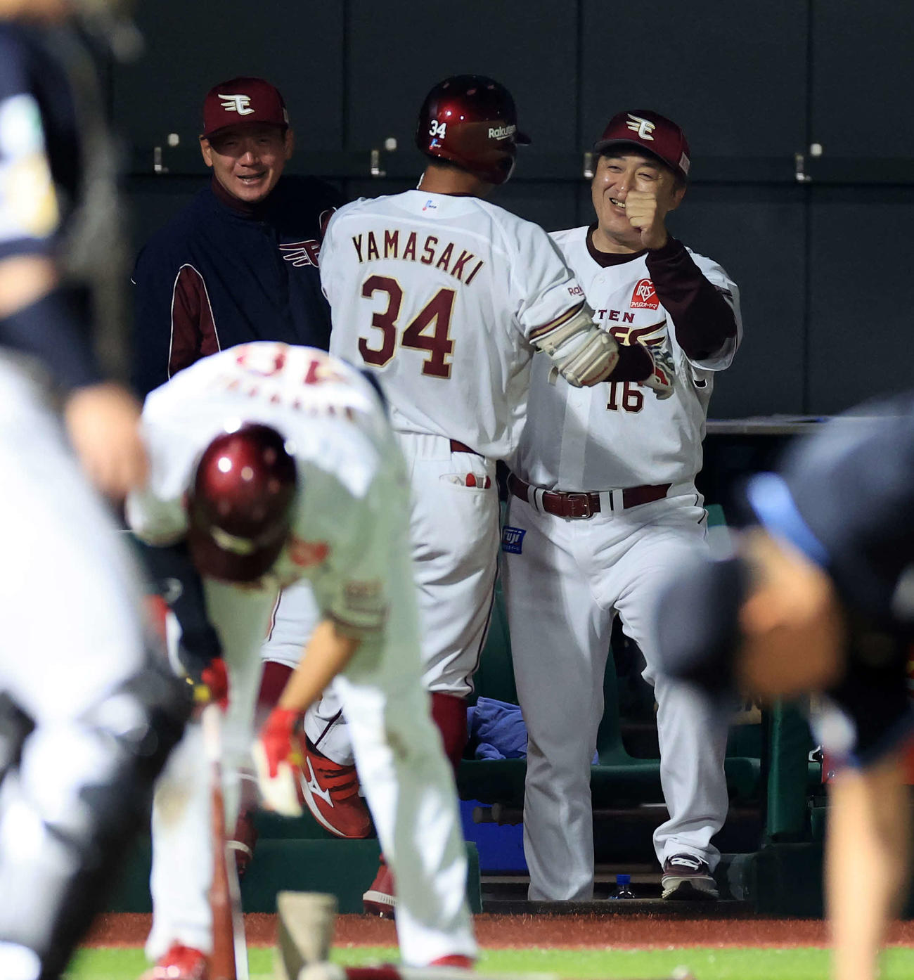 楽天対ソフトバンク　4回裏楽天無死、山崎（手前）が左越えソロ本塁打を放ち笑顔で迎える石井監督（右）（撮影・浅見桂子）