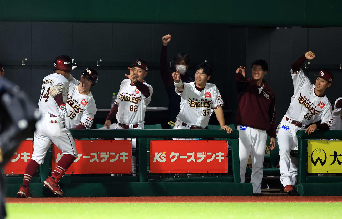 楽天対ソフトバンク　4回裏楽天無死、山崎（手前）が左越えソロ本塁打を放ち笑顔で迎える楽天の選手たち（撮影・浅見桂子）