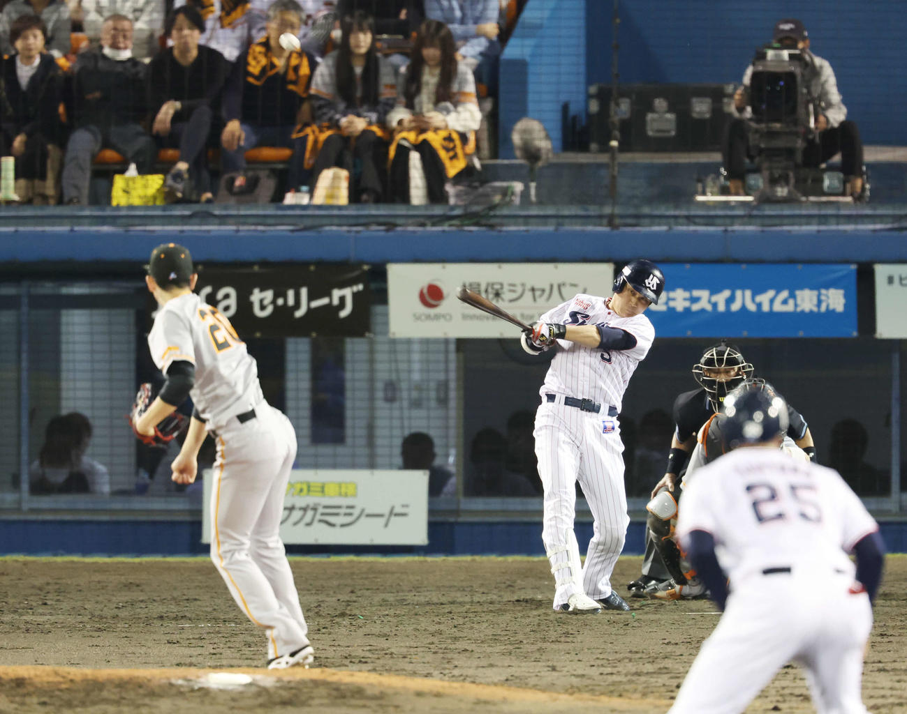 ヤクルト対巨人　5回裏ヤクルト1死一、二塁、同点の右越え3点本塁打を放つ代打川端。投手戸郷（撮影・宮地輝）