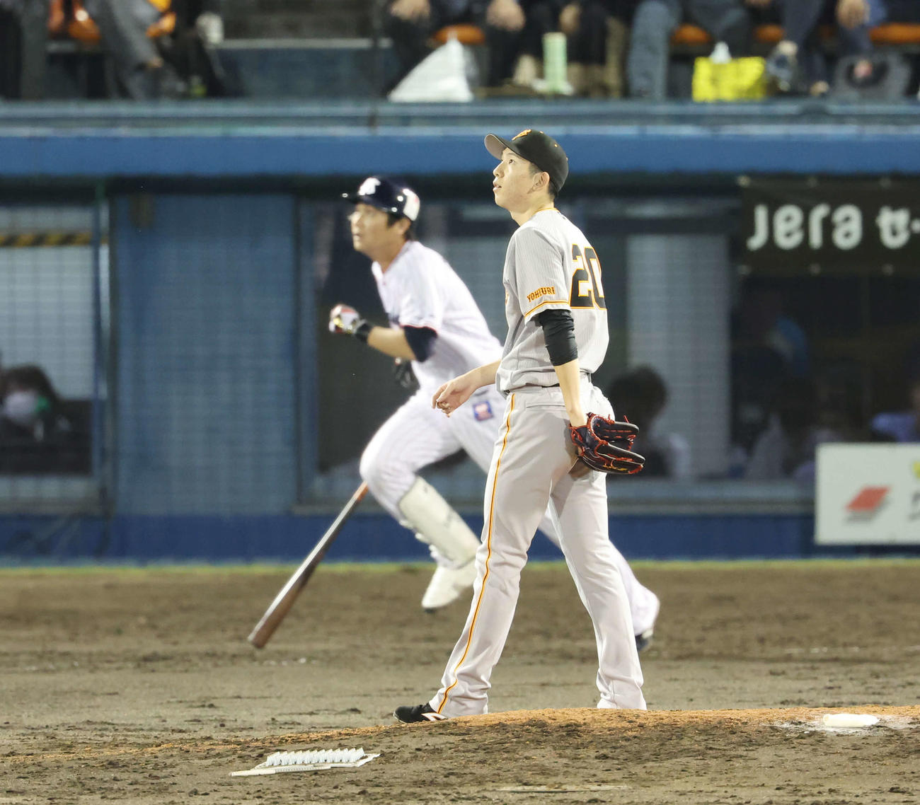 ヤクルト対巨人　5回裏ヤクルト1死一、二塁、代打川端（後方）に同点の右越え3点本塁打を浴びる戸郷（撮影・宮地輝）
