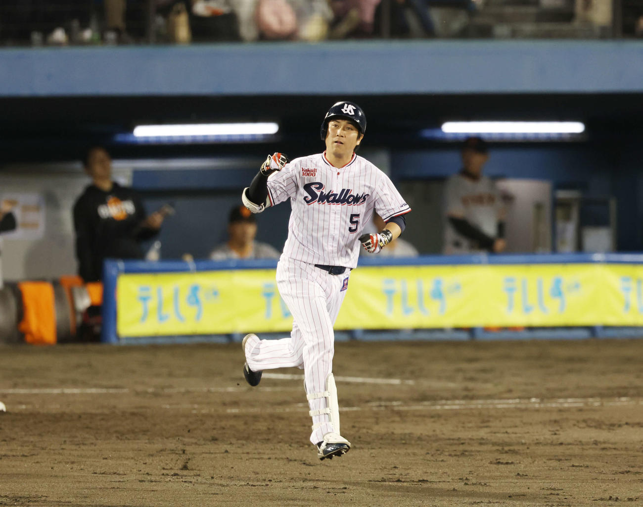 ヤクルト対巨人　5回裏ヤクルト1死一、二塁、同点の右越え3点本塁打を放ち、ガッツポーズする代打川端（撮影・宮地輝）