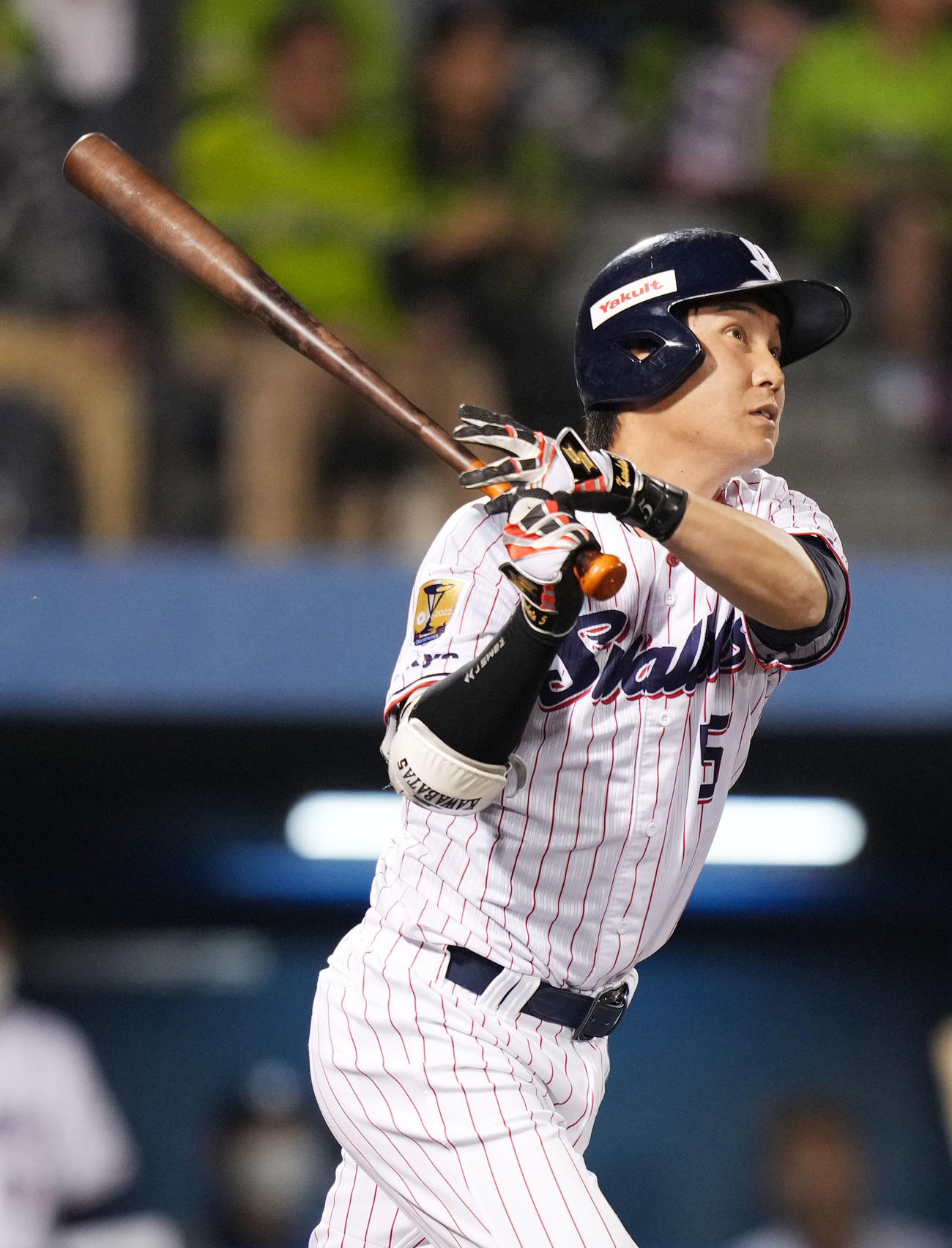 ヤクルト対巨人　5回裏ヤクルト1死一、二塁、右越え3点本塁打を放つ川端（撮影・横山健太）