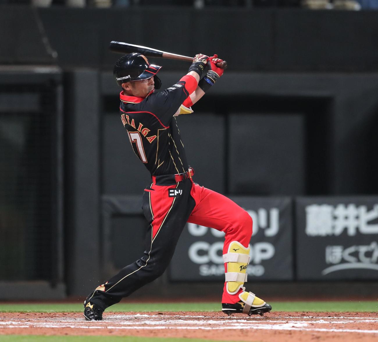 日本ハム対西武　6回裏日本ハム無死、左越え本塁打を放つ江越（撮影・黒川智章）