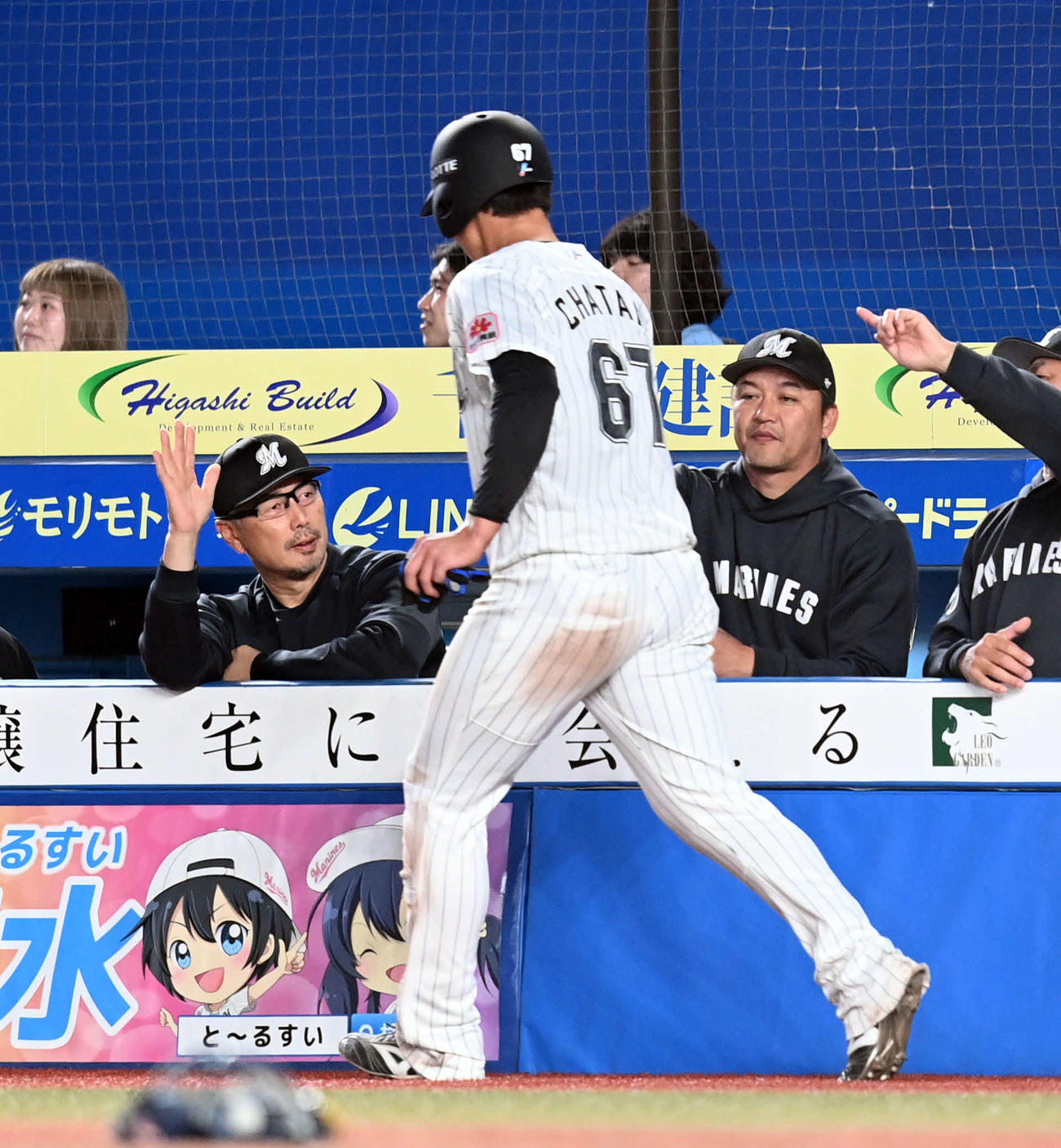 ロッテ対オリックス　4回裏ロッテ1死一、三塁、岡の二ゴロで生還した茶谷を迎える吉井監督（撮影・たえ見朱実）