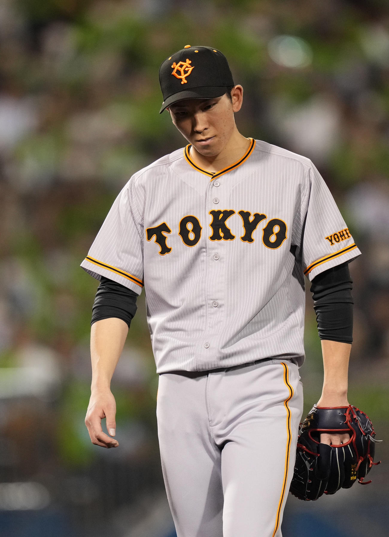 ヤクルト対巨人　6回裏途中で降板する巨人戸郷（撮影・横山健太）