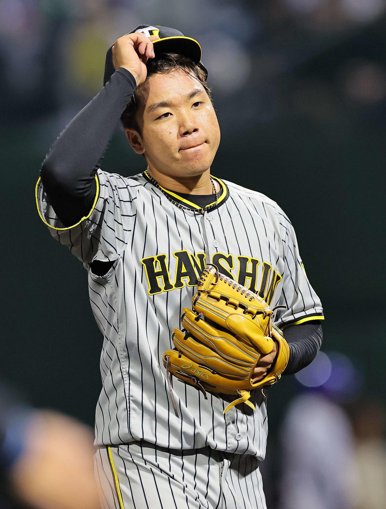 中日対阪神　5回に4失点し悔しそうな表情でベンチに引き揚げる村上（撮影・上田博志）