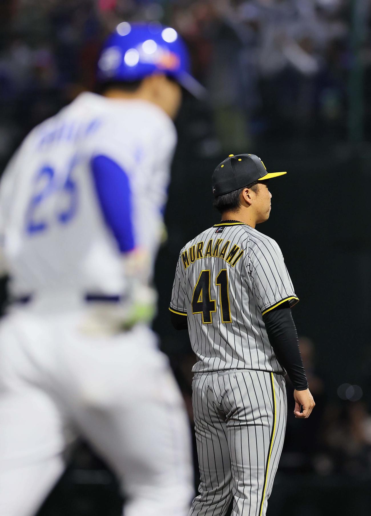 中日対阪神　5回裏中日2死二、三塁、村上（右）は石川昂に右中間3点本塁打を浴びる（撮影・上田博志）