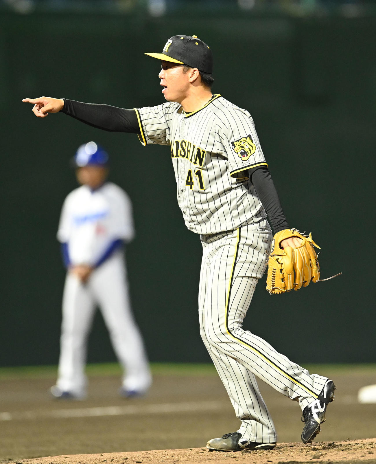 中日対阪神　3回裏中日2死、坂本誠志郎にボールの位置を教える村上（撮影・森本幸一）