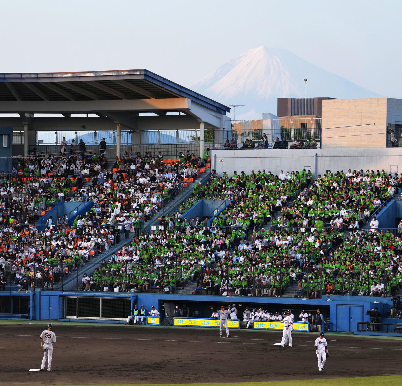 ヤクルト対巨人　1回表巨人2死一、二塁、富士山を背に中前適時打を放った秋広（撮影・横山健太）