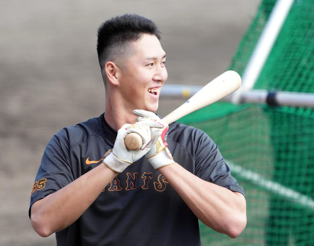 ヤクルト対巨人　笑顔を見せる巨人秋広（撮影・横山健太）