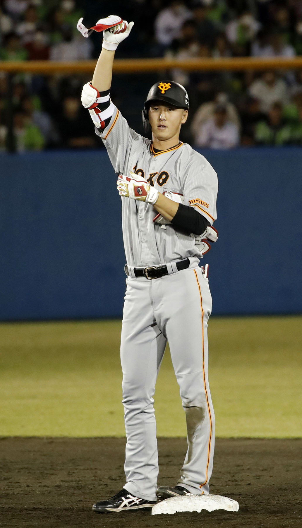 7回、勝ち越しの2点二塁打を放ち、喜ぶ巨人・秋広（共同）