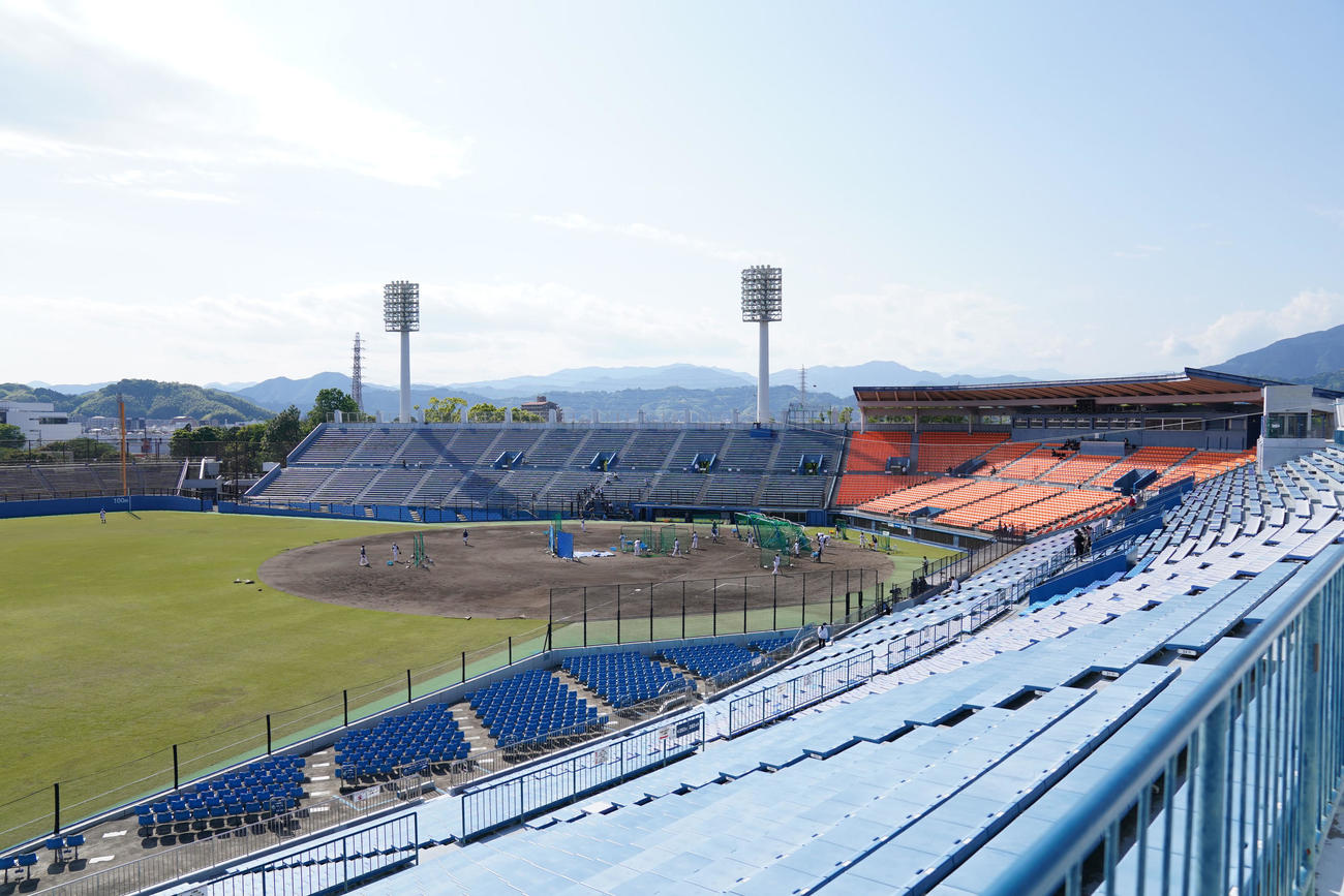 ヤクルト対巨人　静岡草薙球場の全景（撮影・横山健太）