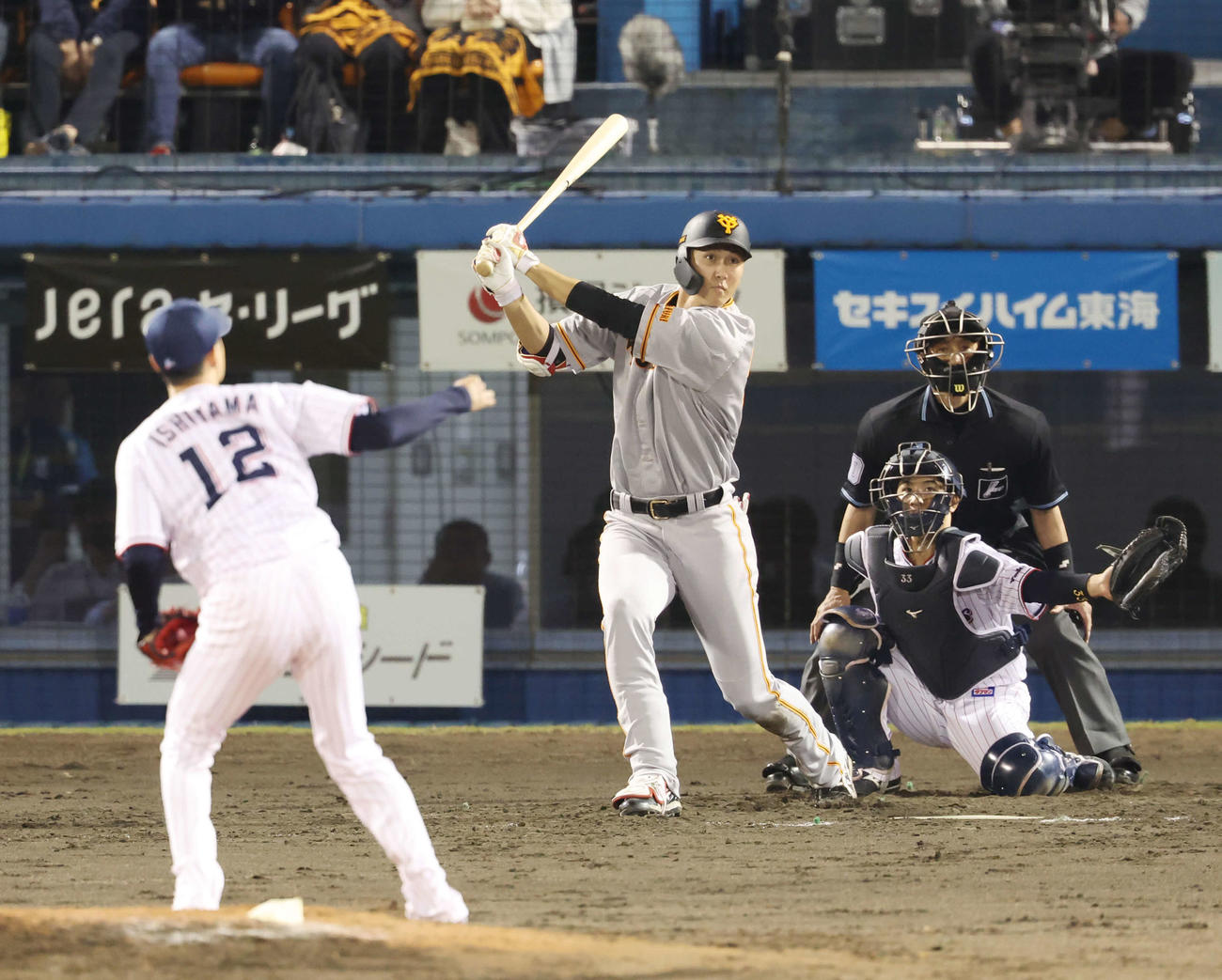 ヤクルト対巨人　7回表巨人無死二、三塁、勝ち越しの左越え2点適時二塁打を放つ秋広。投手石山（撮影・宮地輝）