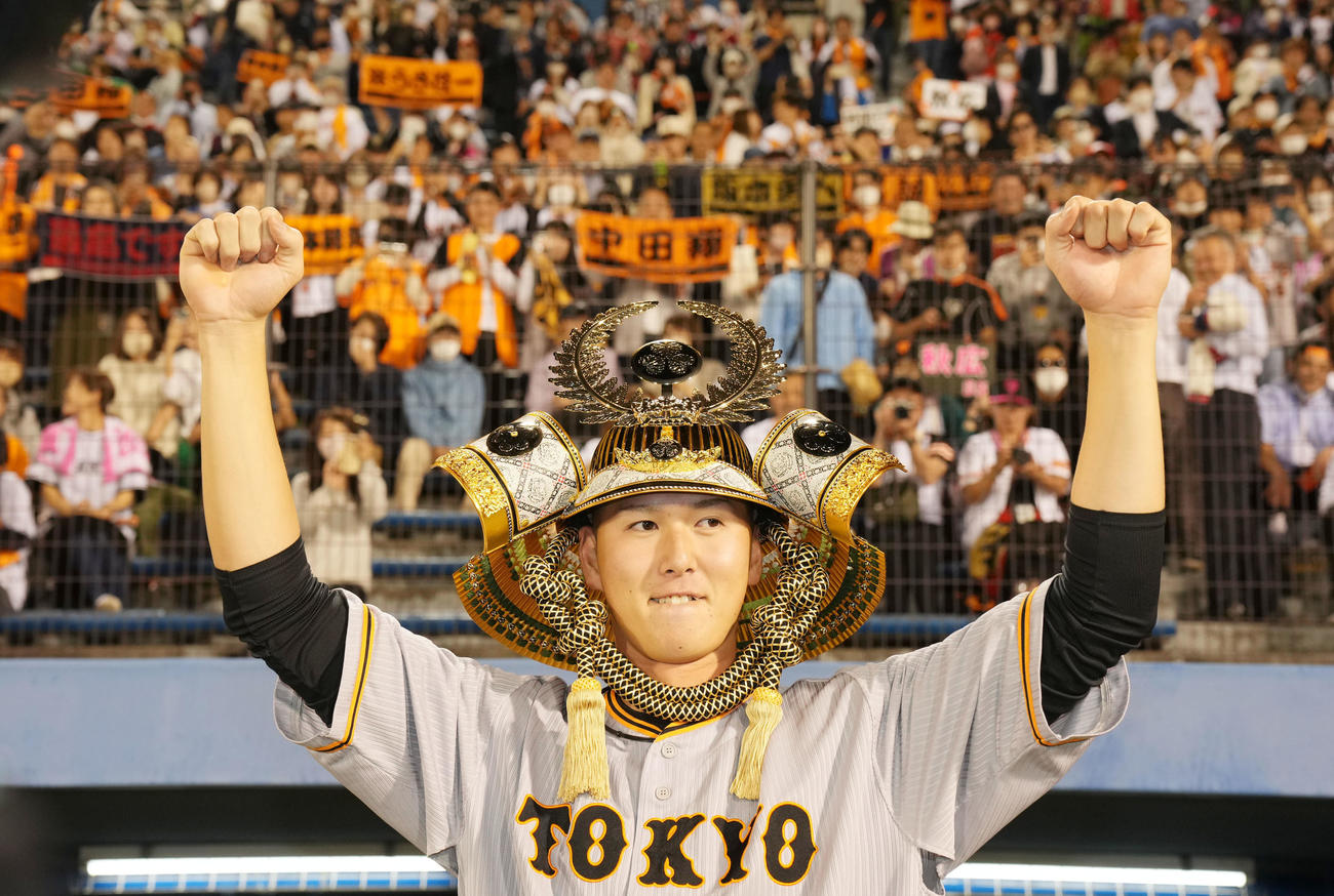 ヤクルト対巨人　試合前に贈呈されたかぶとを被りガッツポーズする巨人秋広（撮影・横山健太）