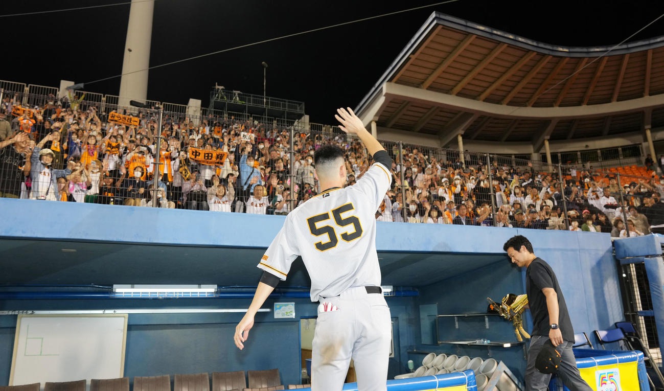 ヤクルト対巨人　声援に応える巨人秋広（撮影・横山健太）