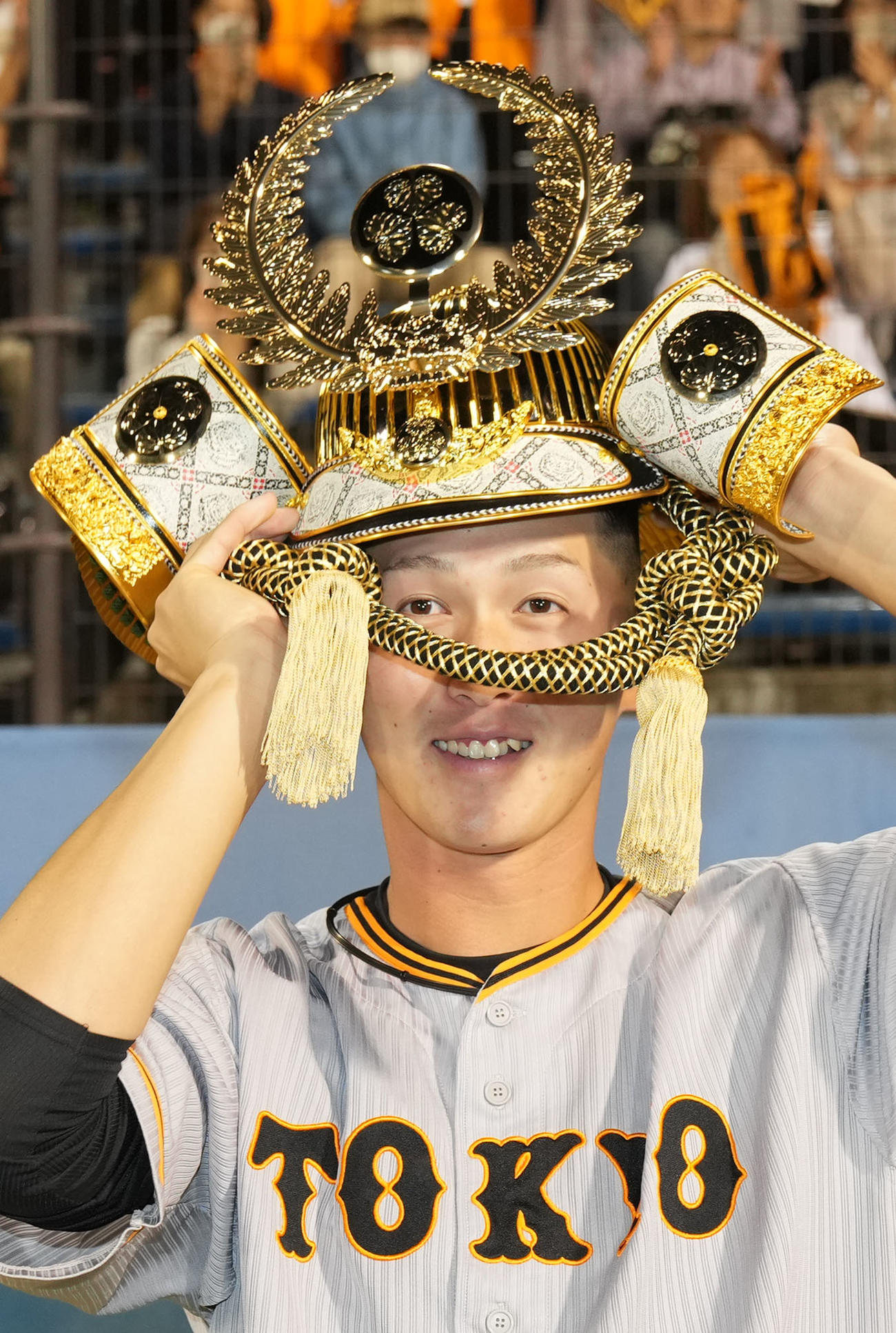 ヤクルト対巨人　試合前に贈呈されたかぶとを被る巨人秋広（撮影・横山健太）