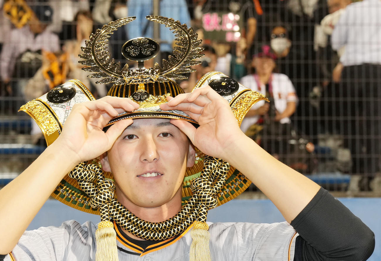 ヤクルト対巨人　試合前に贈呈されたかぶとを被る巨人秋広（撮影・横山健太）