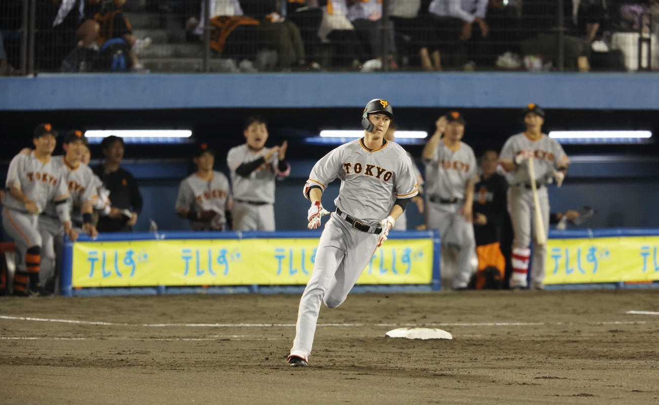 ヤクルト対巨人　7回表巨人無死二、三塁、勝ち越しの2点中適時二塁打を放ち、二塁へ走る秋広（撮影・宮地輝）