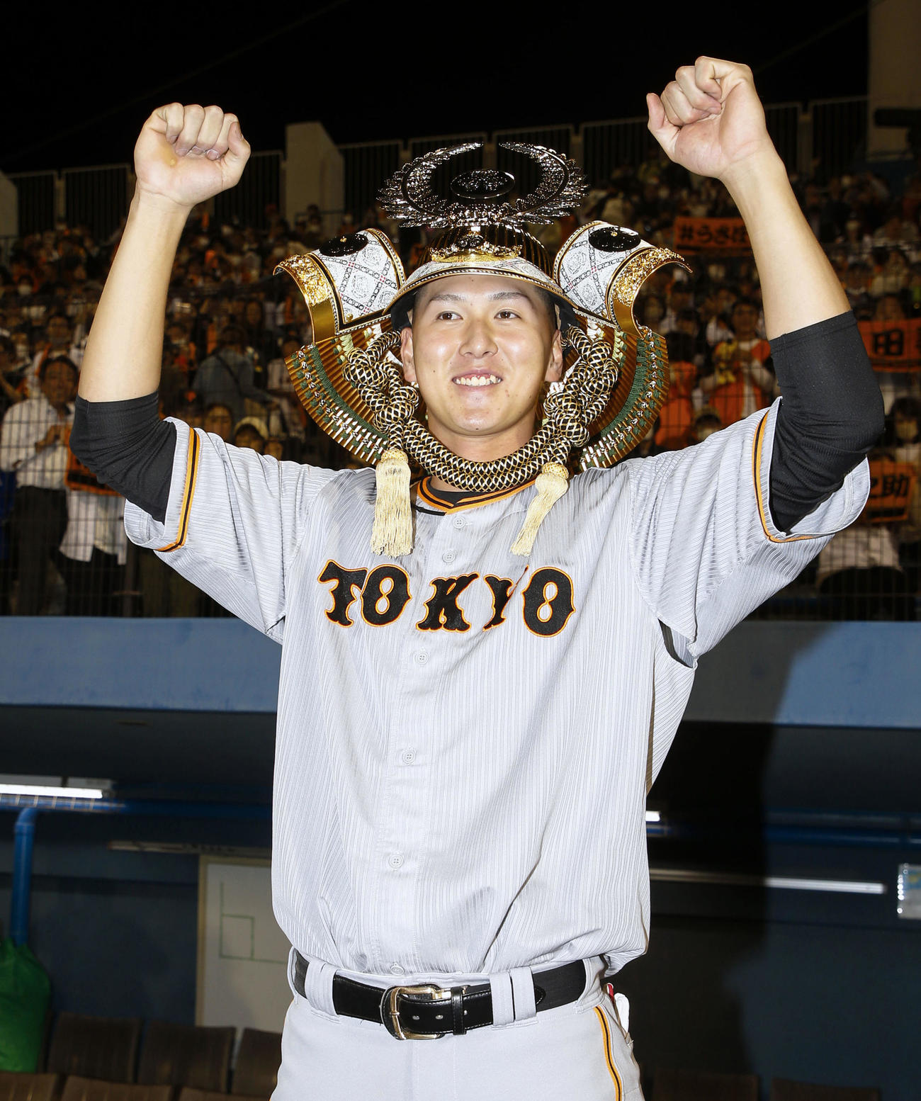 ヤクルトに競り勝ち、かぶとをかぶってポーズをとる巨人・秋広（共同）