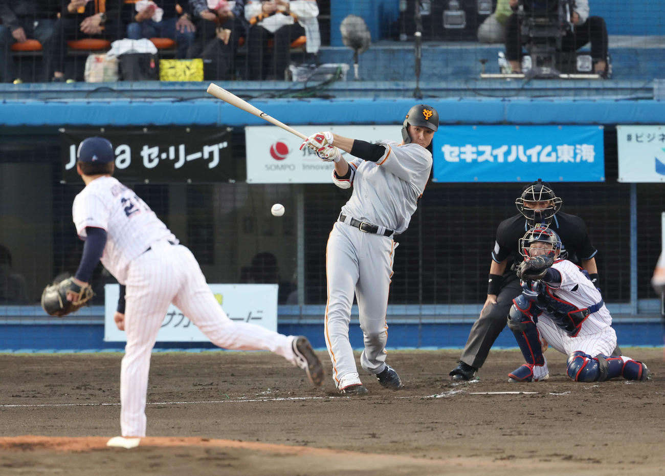 ヤクルト対巨人　1回表巨人2死一、二塁、適時打を放つ秋広。投手吉村（撮影・宮地輝）